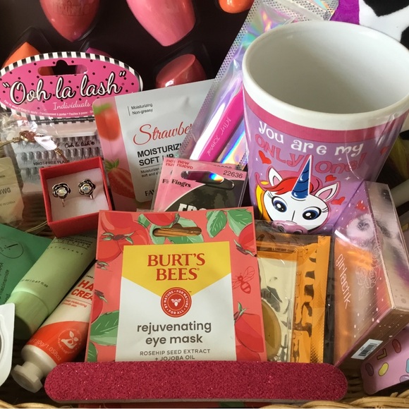 Gift basket featuring Rainbow Heart Pillow & assorted beauty products. Brand new - Picture 4 of 5